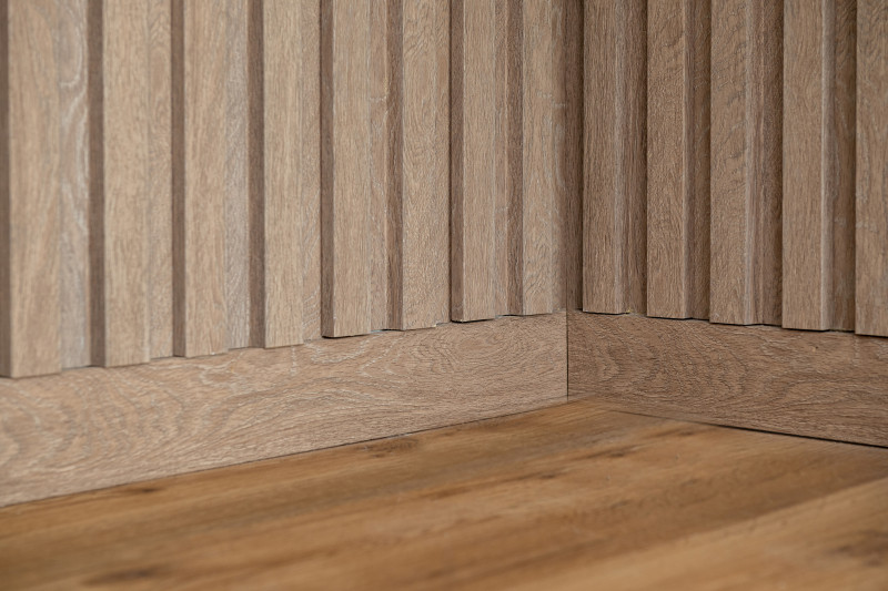 zocalo simil madera con pared revestida con panel slim nogal claro